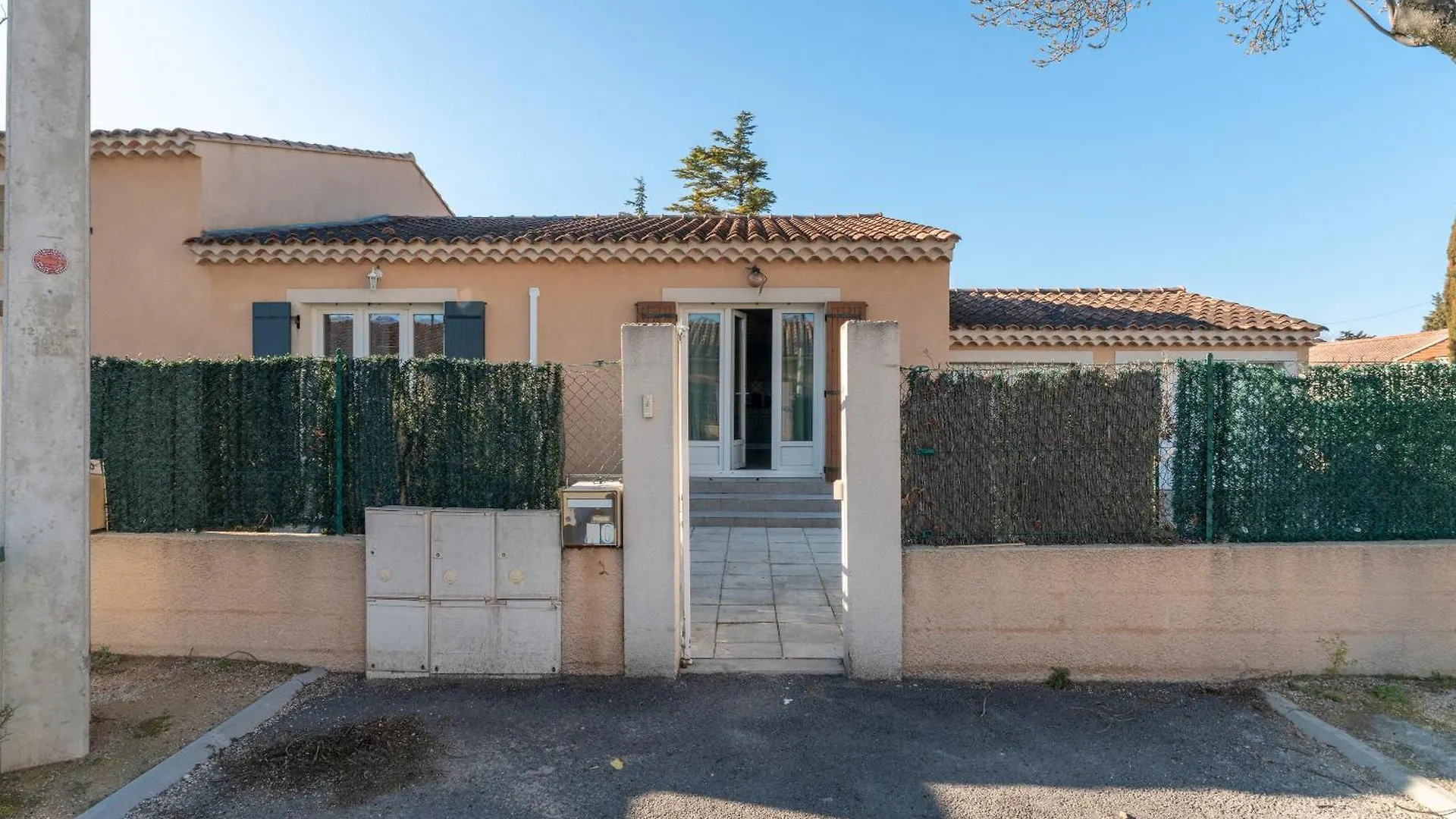 Holiday home Charmante Maisonnette A Sorgues